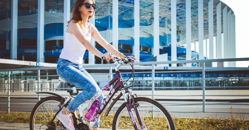 自転車に乗っている女性